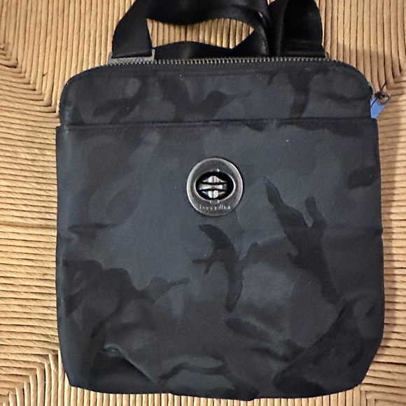 Baggallini camou crossbody - Picture 1 of 3